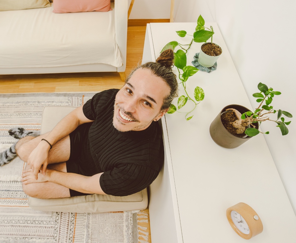 Davida Pérez terapeuta Gestalt en su consulta presencial de Barcelona