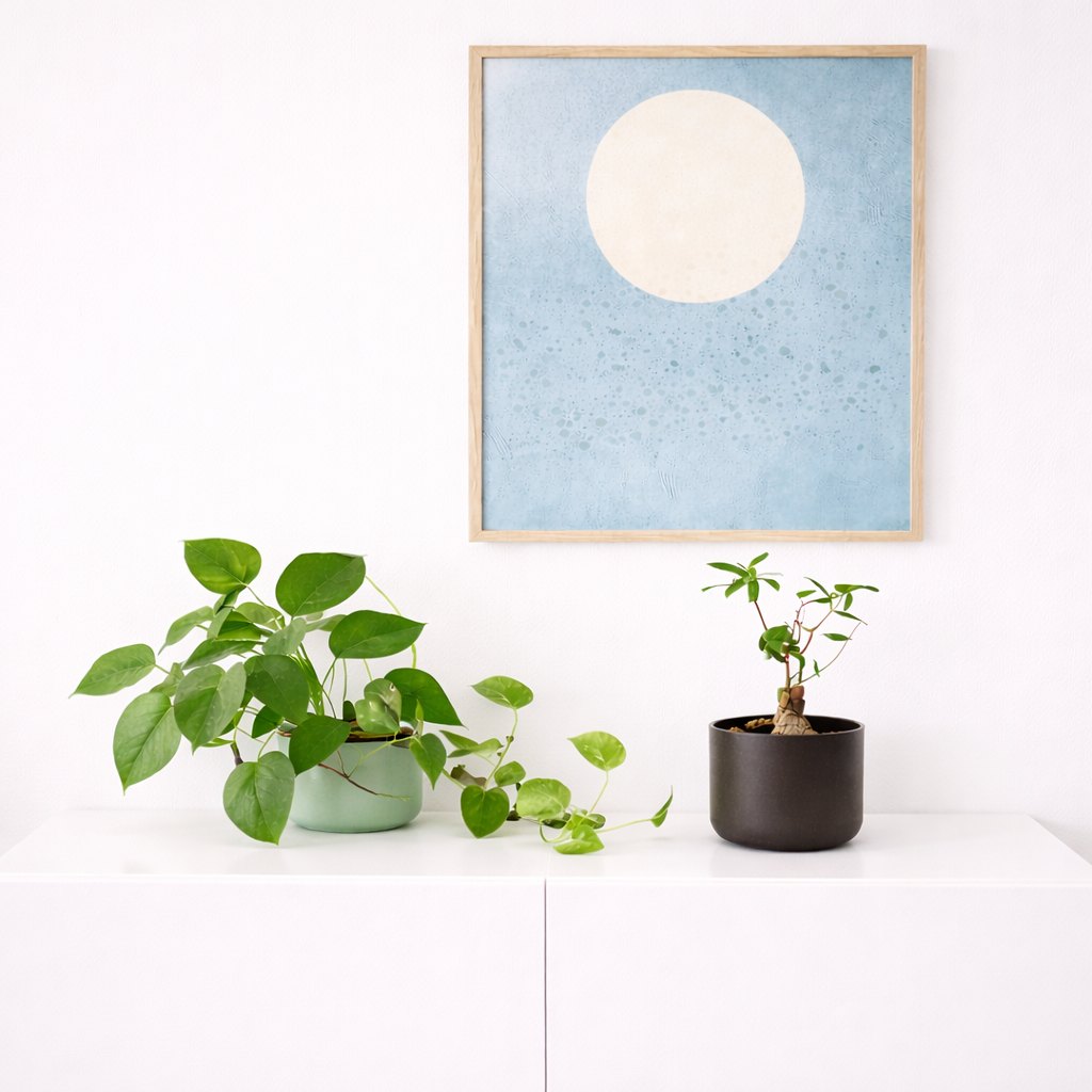 Rincón de la sala de terapia en Barcelona con plantas y decoración minimalista que invita a la calma y la introspección